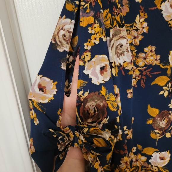 (1X)  Blue Blouse with Flowers - Picture 3 of 6